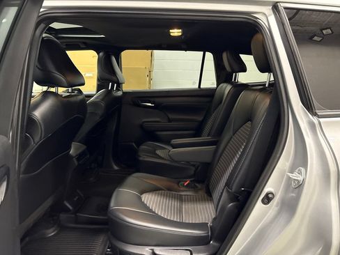 Used 2021 Toyota Highlander XSE AWD/4WD image 30