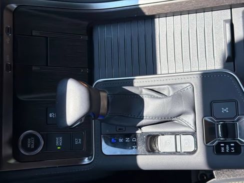Used 2024 Lexus GX 550 w/ Accessory Package (Z1) AWD/4WD image 28