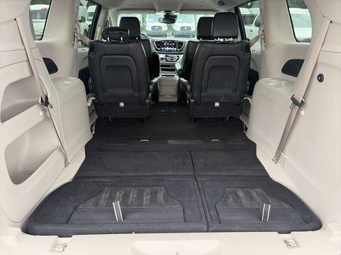 Used 2023 Chrysler Pacifica Touring-L FWD image 32