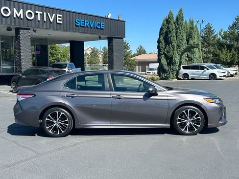 Used 2020 Toyota Camry SE FWD image 2
