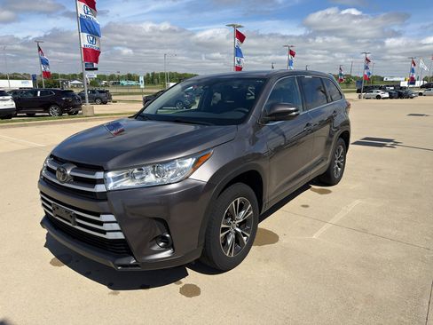 Used 2019 Toyota Highlander LE FWD image 1