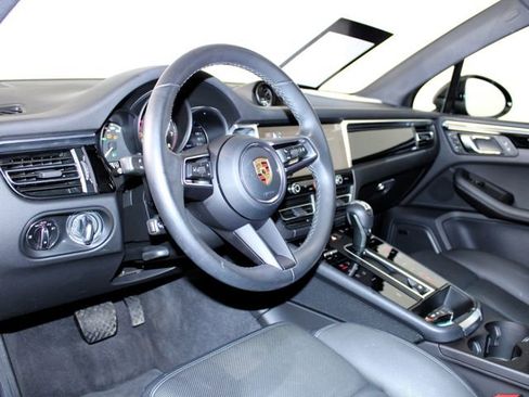 Certified 2023 Porsche Macan AWD/4WD image 4