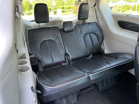 Used 2022 Chrysler Pacifica Limited FWD image 25
