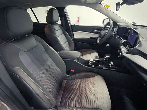 Used 2024 Chevrolet Trax LT FWD image 24