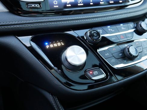 Used 2022 Chrysler Pacifica Limited w/ Uconnect Theater Family Group image 24