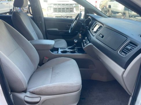 Used 2021 Kia Sedona LX FWD image 17