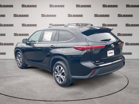 Used 2023 Toyota Highlander XLE AWD/4WD image 3