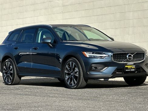 Used 2022 Volvo V60 T5 Cross Country w/ Advanced Package image 2