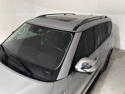 Used 2018 Nissan Armada Platinum image 12