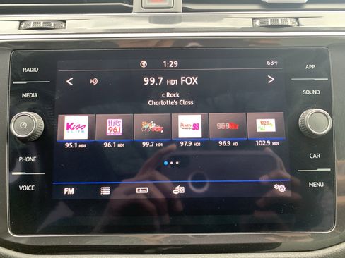 Used 2020 Volkswagen Tiguan SE w/ Panoramic Sunroof Package image 23