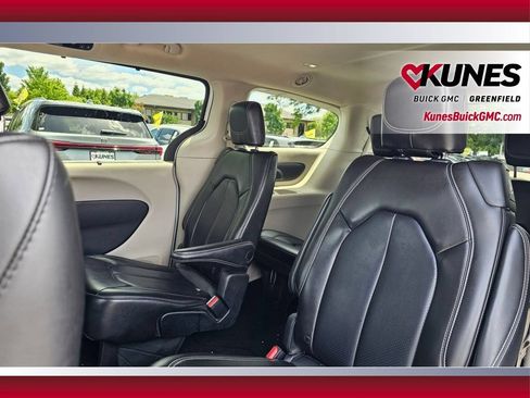 Used 2023 Chrysler Pacifica Touring-L FWD image 15