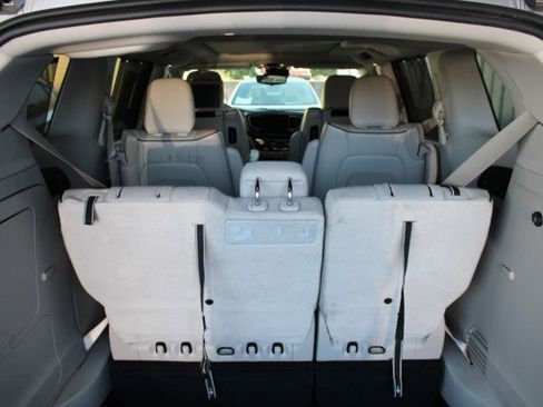 Used 2017 Chrysler Pacifica Platinum FWD image 5