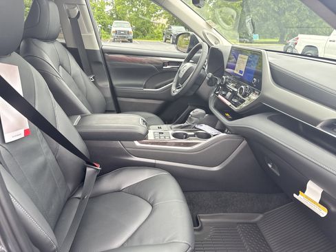 New 2025 Toyota Highlander Limited image 35