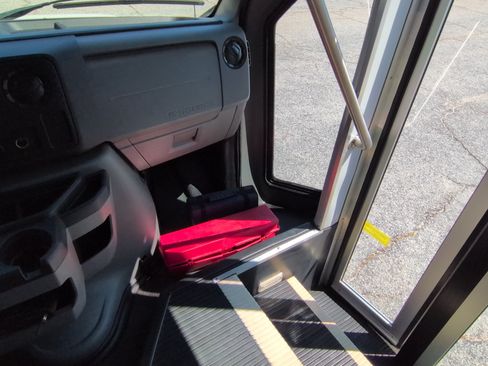 Used 2010 Ford E-350 and Econoline 350 Super Duty RWD image 14