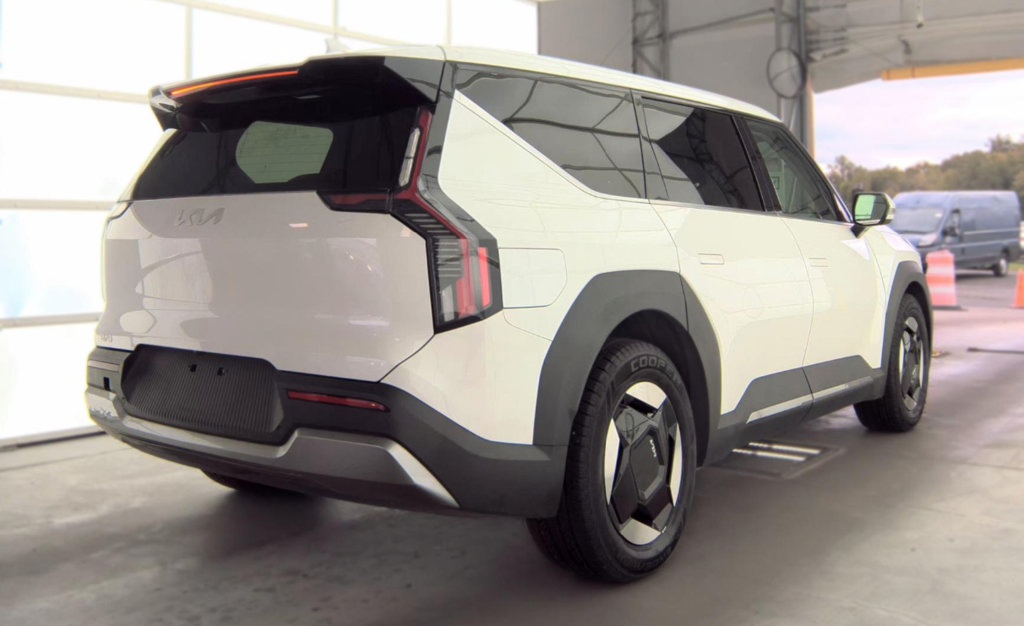Used 2024 Kia EV9 Light Long Range RWD image 5