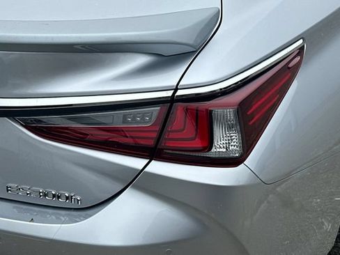 Used 2025 Lexus ES 300h w/ Premium Package FWD image 7