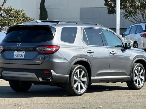 Certified 2025 Honda Pilot Touring image 4