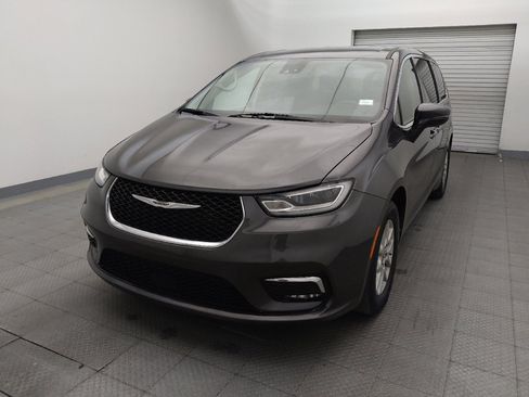 Used 2023 Chrysler Pacifica Touring-L FWD image 15