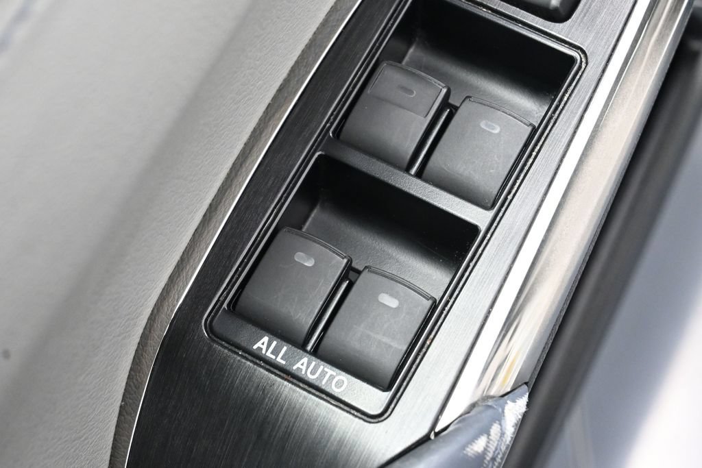 Used 2013 Toyota Avalon Limited FWD image 7