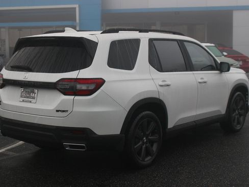 Used 2025 Honda Pilot Sport image 7