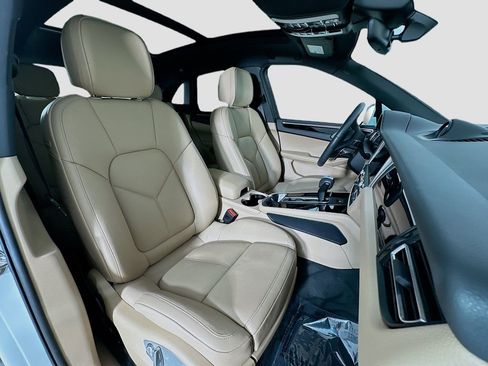 Used 2025 Porsche Macan image 30