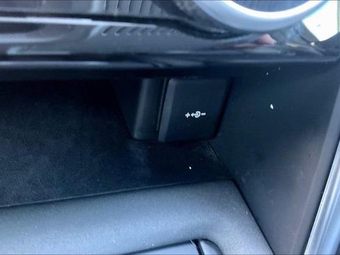 Used 2023 Land Rover Discovery Metropolitan Edition image 32