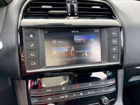 Used 2017 Jaguar F-PACE Premium image 31