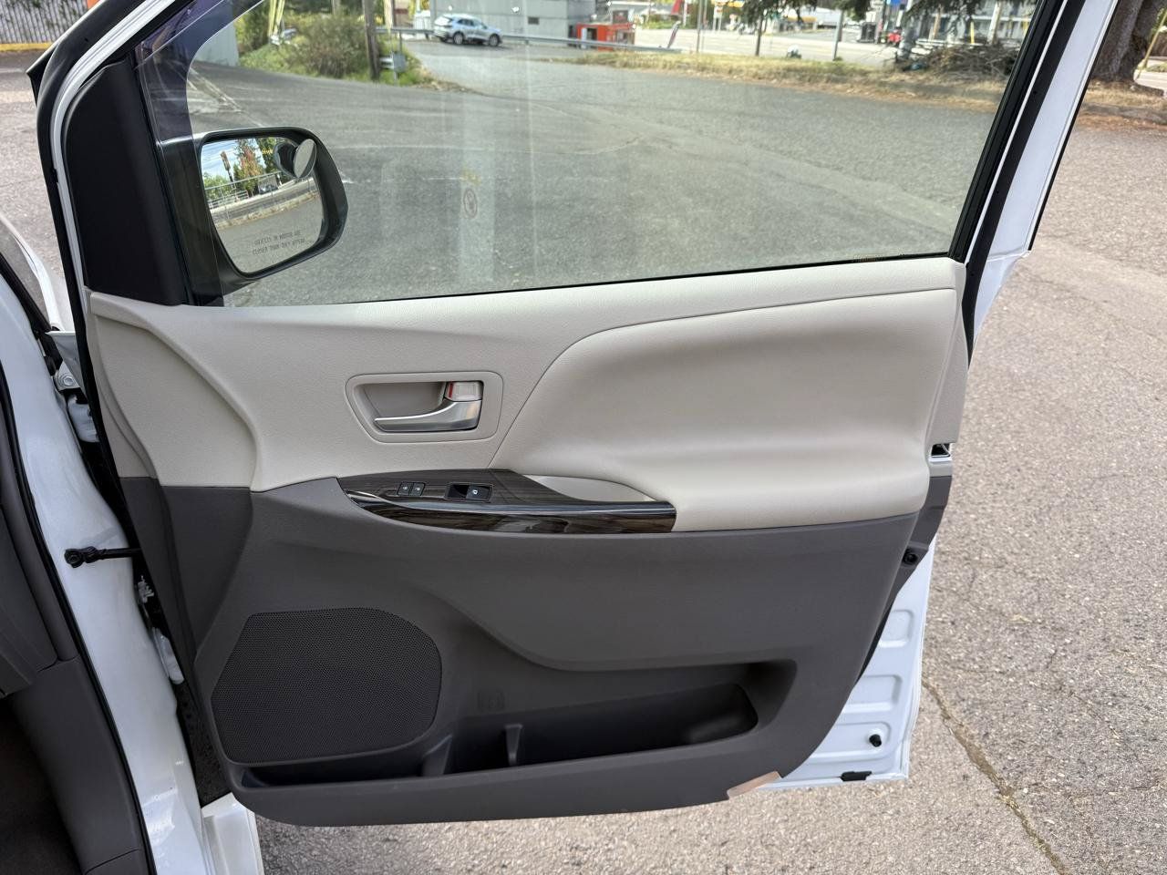 Used 2018 Toyota Sienna XLE w/ XLE Navigation Package FWD image 24