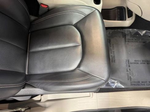 Used 2024 Chrysler Pacifica Limited FWD image 28