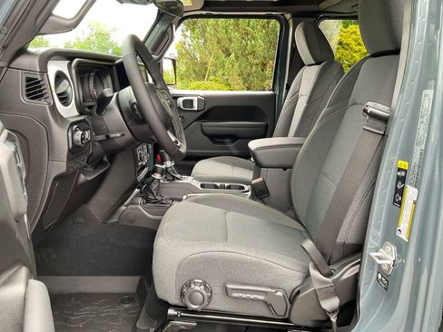 New 2025 Jeep Gladiator Sport image 30