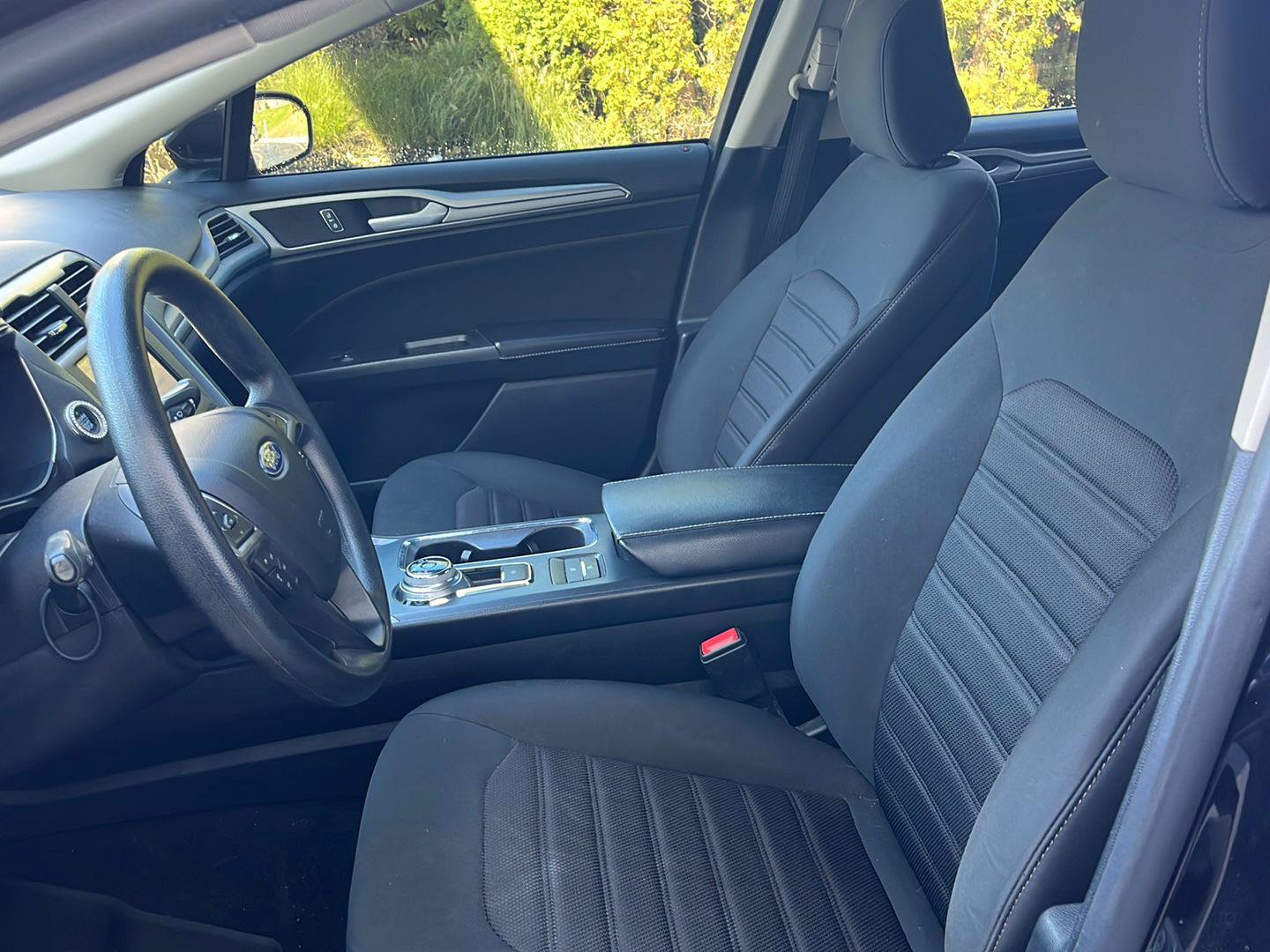 Used 2020 Ford Fusion SE FWD image 2