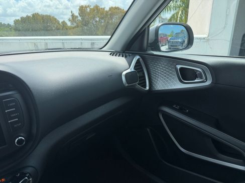 Used 2025 Kia Soul LX w/ LX Technology Package FWD image 30