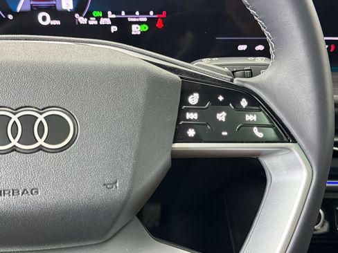 Used 2025 Audi Q5 Premium w/ Convenience Package image 28