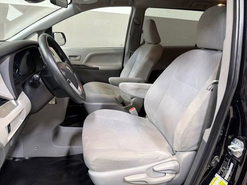 Used 2020 Toyota Sienna L image 12