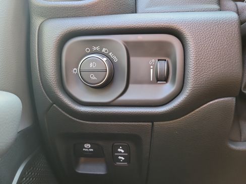 Used 2021 RAM 1500 Big Horn RWD image 29