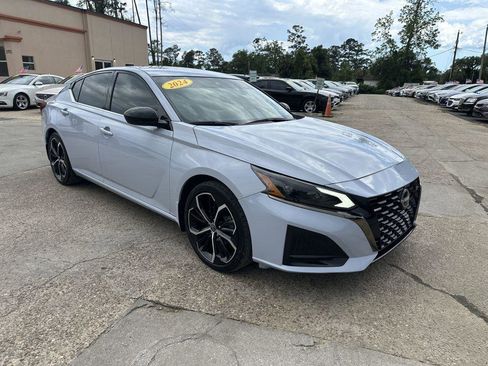 Used 2024 Nissan Altima 2.5 SR w/ SR Premium Package FWD image 3