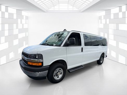 Used 2025 Chevrolet Express 3500 LT w/ LT Preferred Equipment Group RWD image 3
