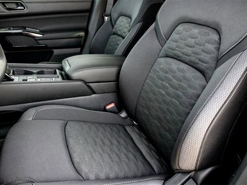 New 2025 Nissan Pathfinder S image 9