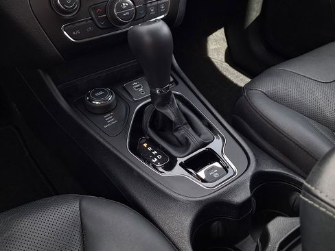 Used 2021 Jeep Cherokee Limited image 23