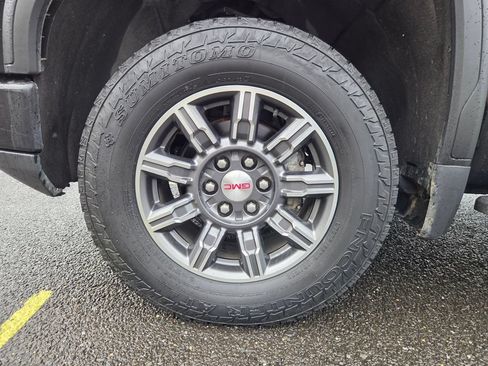 Used 2024 GMC Sierra 1500 AT4 w/ Technology Package AWD/4WD image 9