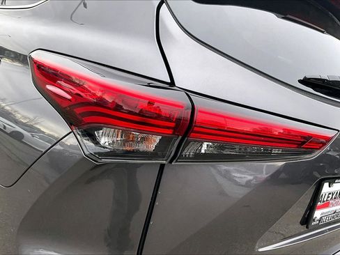 Used 2022 Toyota Highlander XLE image 29