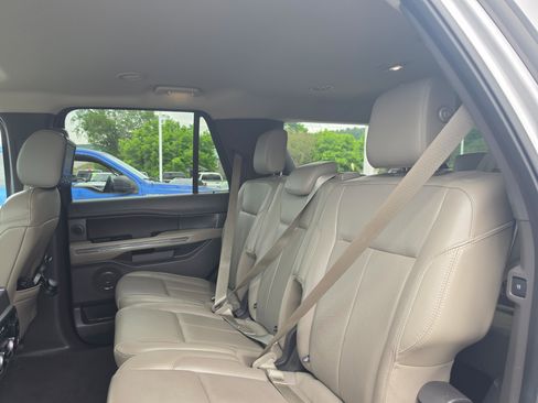 Used 2018 Ford Expedition XLT w/ Equipment Group 202A AWD/4WD image 14