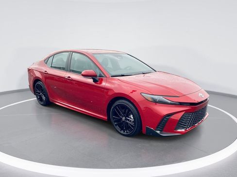 Used 2025 Toyota Camry SE image 1