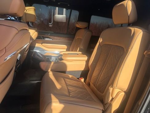 Used 2023 Jeep Grand Wagoneer Series III image 16