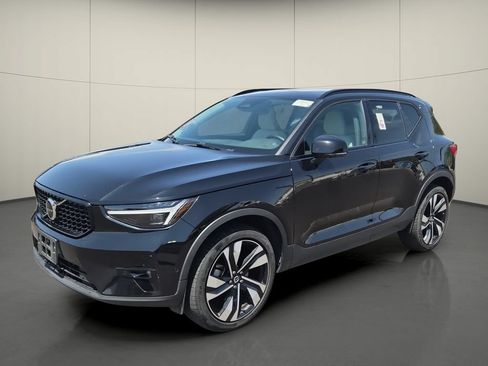 Used 2024 Volvo XC40 B5 Plus w/ Climate Package AWD/4WD image 3