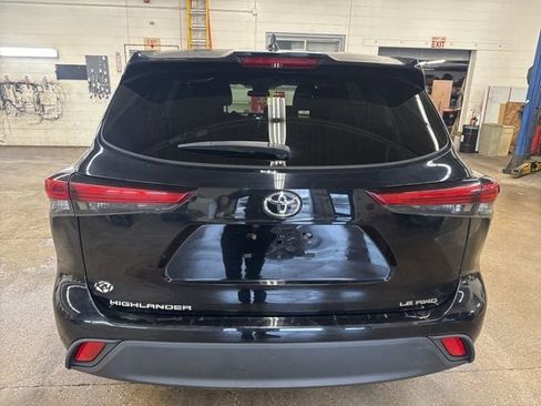 Used 2022 Toyota Highlander LE AWD/4WD image 5