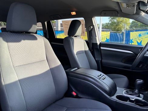 Used 2019 Toyota Highlander LE AWD/4WD image 17
