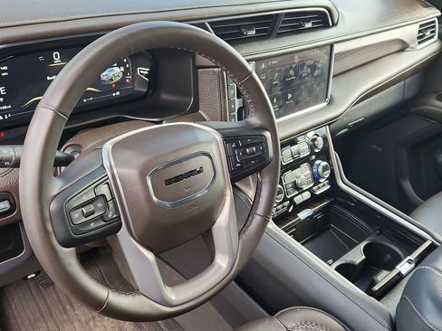 Used 2023 GMC Yukon XL Denali image 8