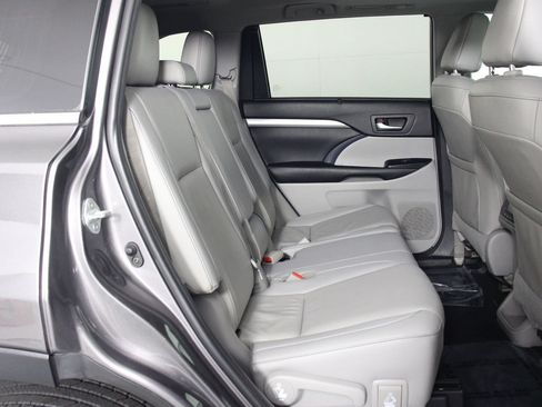 Used 2019 Toyota Highlander XLE AWD/4WD image 30