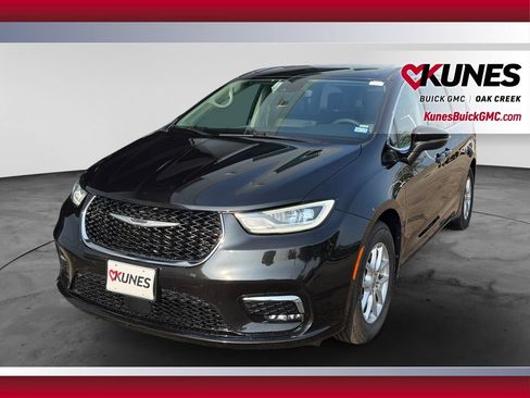 Used 2023 Chrysler Pacifica Touring-L FWD image 5